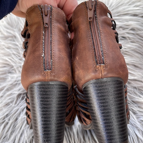 Woman’s size 8.5 open toe brown bootie with zip up back - Picture 3 of 3
